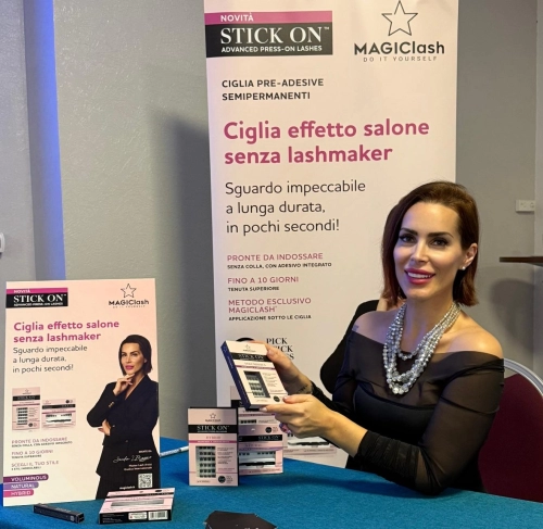 Lo sguardo che si apre alla luce: Sandra Louise Maggio e l’arte di creare un effetto lifting naturale con le ciglia fai da te