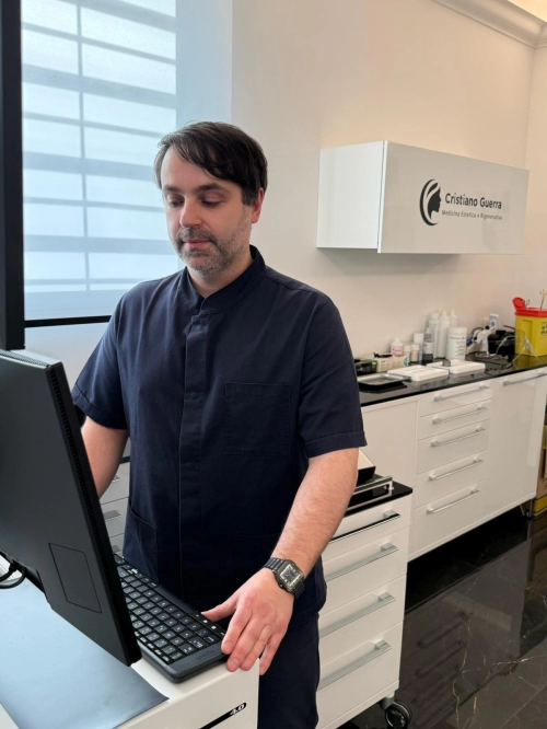 Capelli al sole, senza errori: perché per la nostra redazione il Dottor Cristiano Guerra è il miglior tricologo di Roma quando arriva l’estate